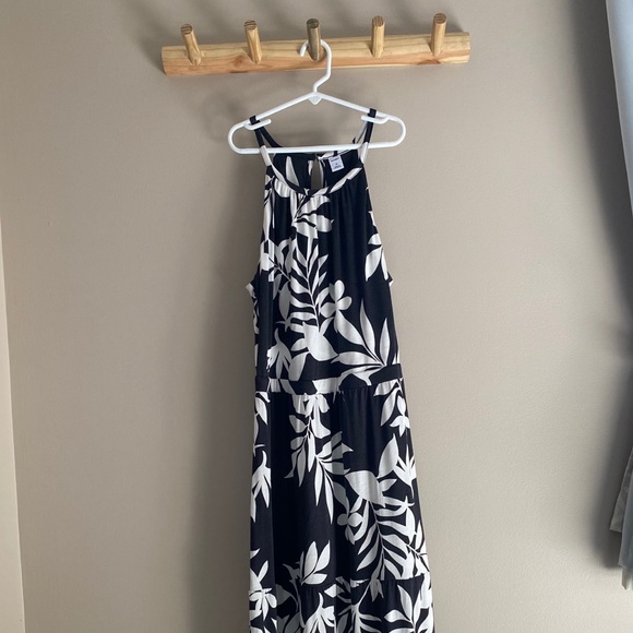 Old Navy Dresses & Skirts - Women’s Black And White Floral Dress